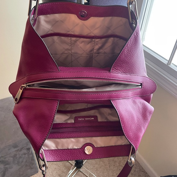 NWOT - Michael Kors raven large shoulder tote - Picture 7 of 8